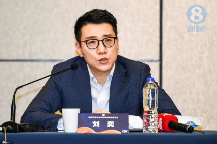 小安成了杨若晴的跟屁虫。